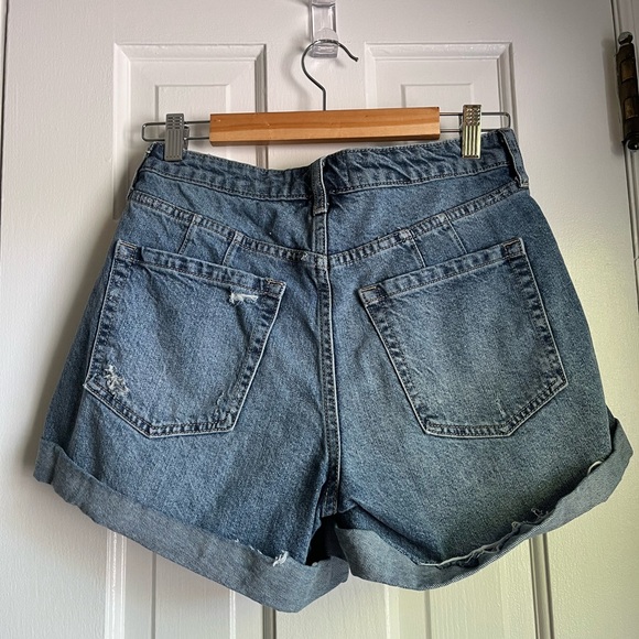 We The Free- NWOT CRVY Denim Shorts. Distressed w/ Rolled Hem & Floral Pockets. - Picture 4 of 5